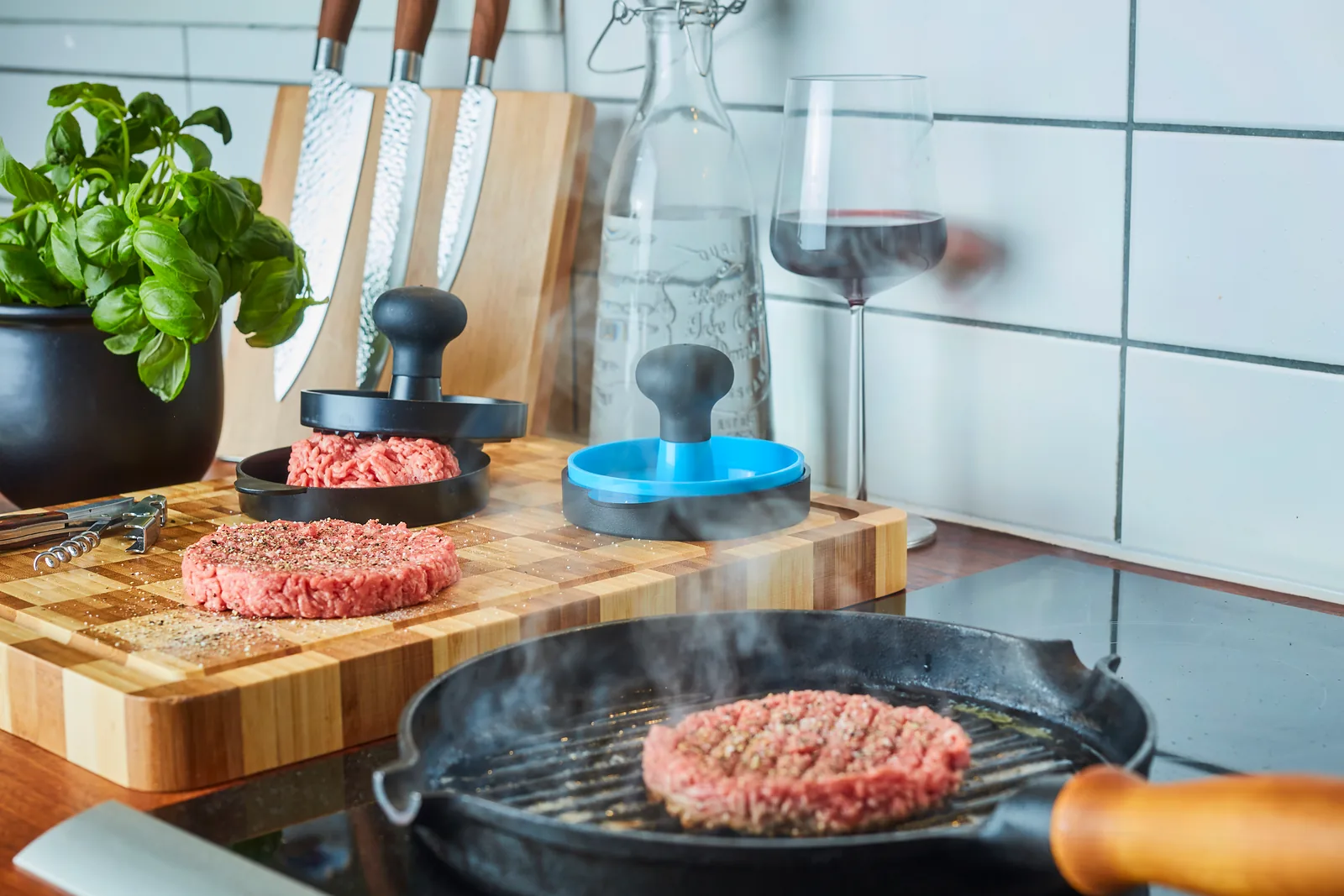 köksredskap och knivar till hemmagjorda hamburgare
